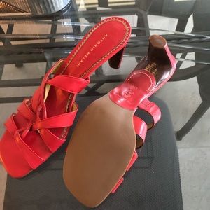 Tomato red slides in size 10